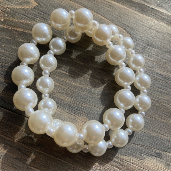 TRIO WHITE PEARL GOLD TASSEL STACK ABLE BRACELET - Picture 3 of 5